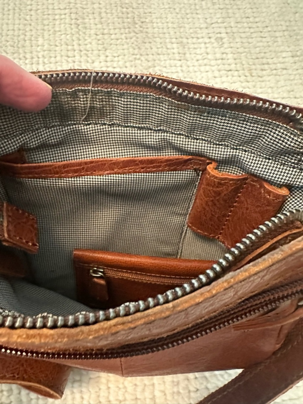 Classic Brown Leather Crossbody Bag with Adjustable Strap - Picture 6 of 9